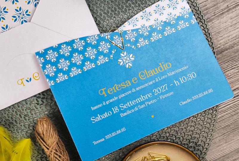 Partecipazione con texture ceramica, azzurra e gialla, in chiave moderna MAIOLICHE